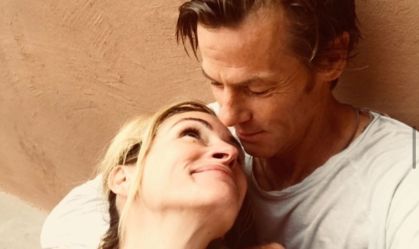 Julia Roberts e marido celebram 23 anos de união com fotos inusitadas; veja