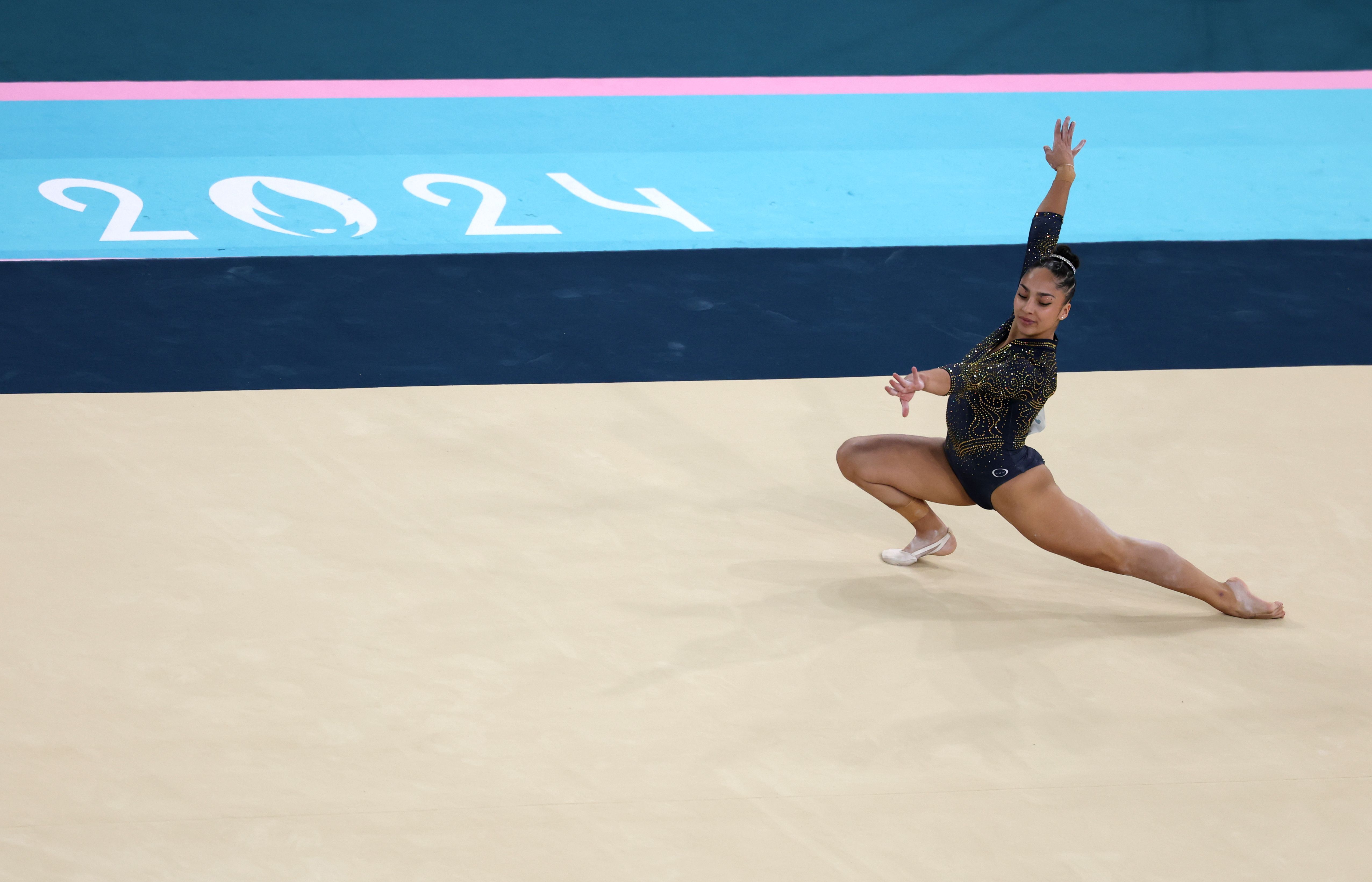 Júlia Soares durante disputa por equipes da ginástica artística na Olimpíada de Paris