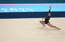 Júlia Soares durante disputa por equipes da ginástica artística na Olimpíada de Paris