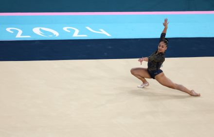 Júlia Soares durante disputa por equipes da ginástica artística na Olimpíada de Paris