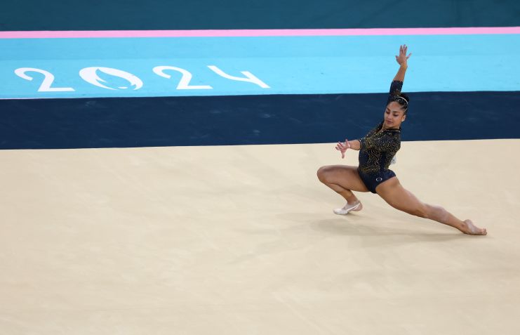 Júlia Soares durante disputa por equipes da ginástica artística na Olimpíada de Paris / Naomi Baker/Getty Images