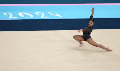 Júlia Soares durante disputa por equipes da ginástica artística na Olimpíada de Paris