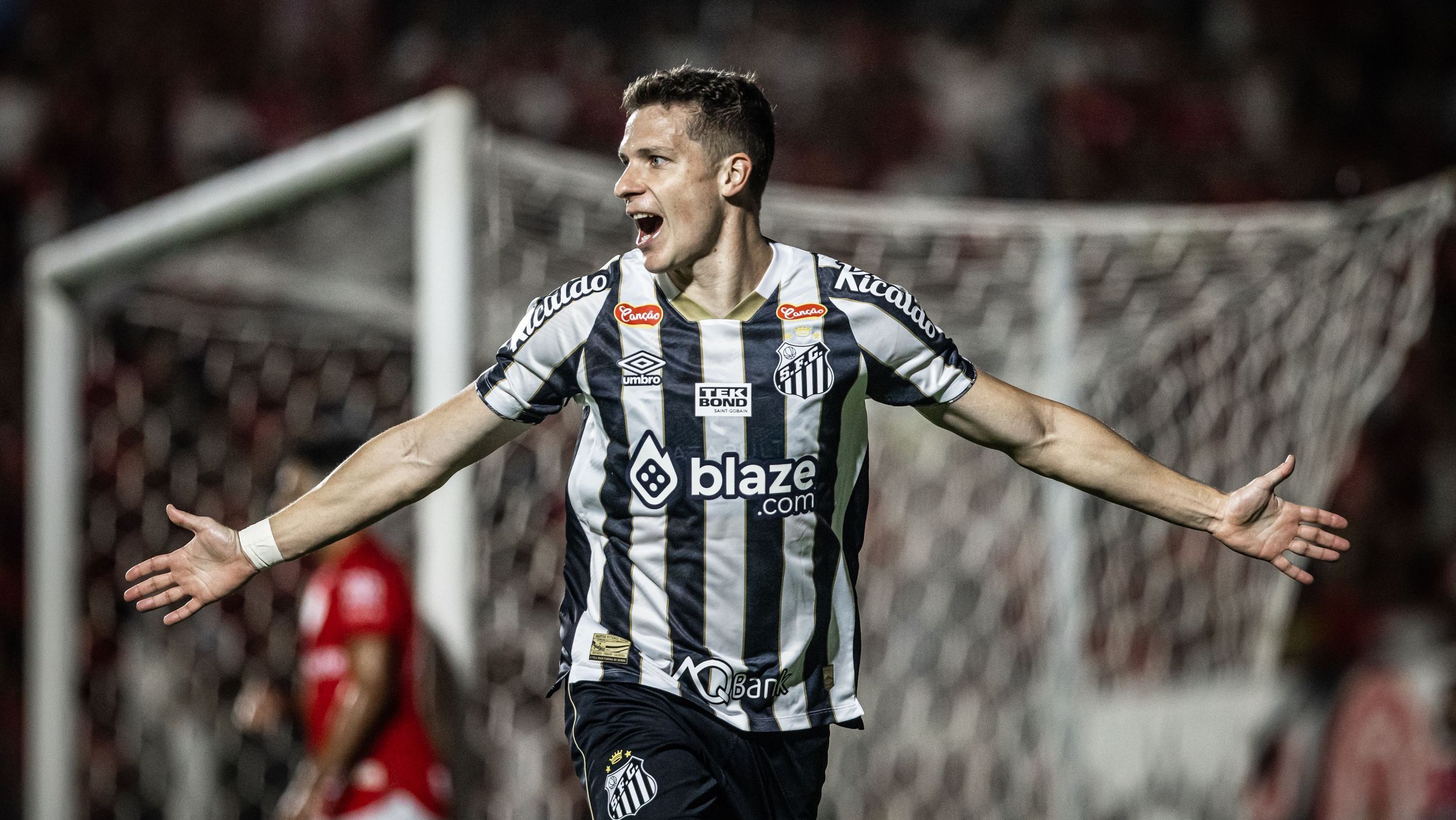 Julio Furch comemora gol pelo Santos