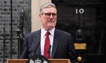 Premiê britânico promete punição rápida para acabar com protestos violentos
