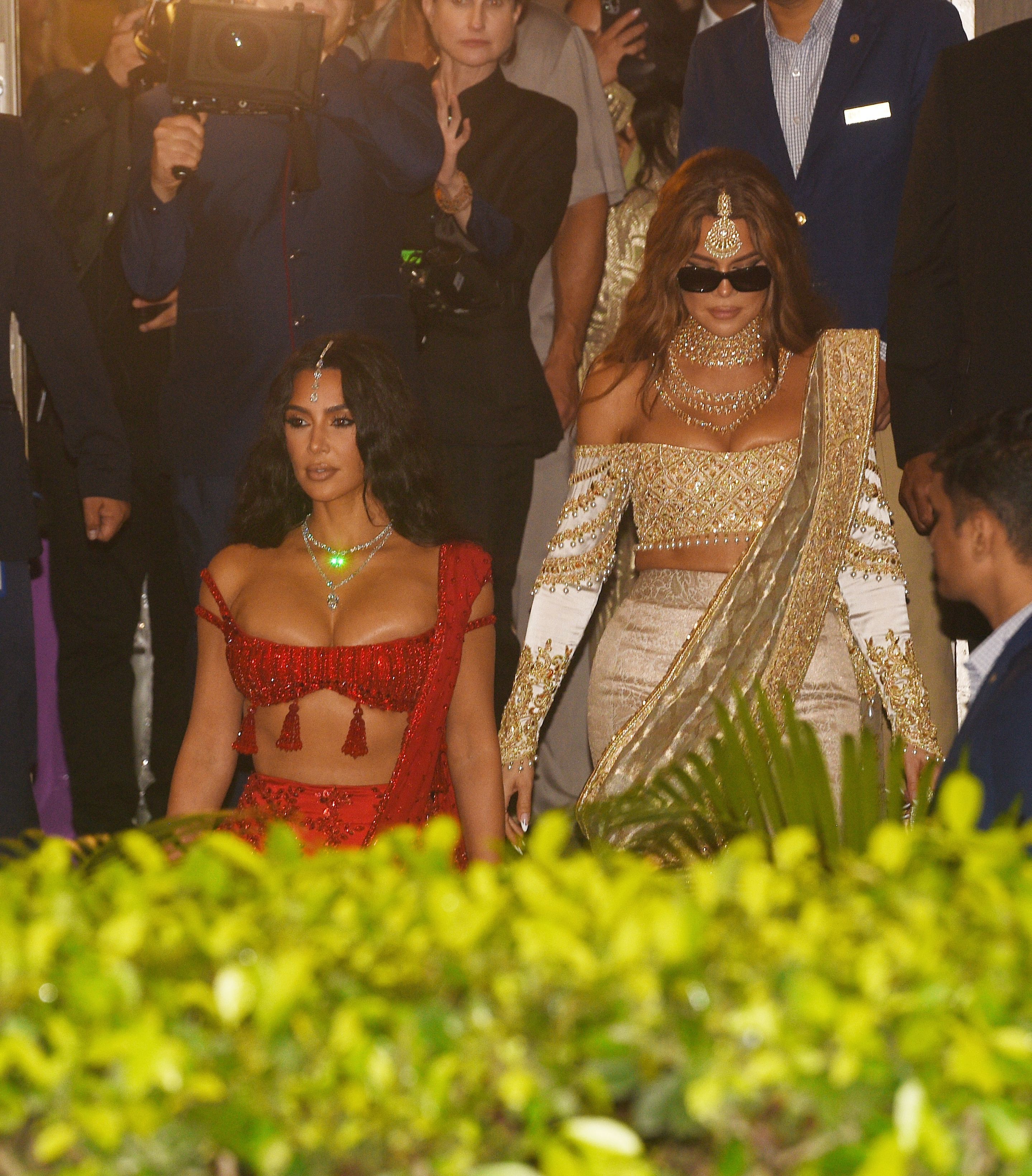 Kim e Khloé Kardashian no casamento indiano / MEGA/GC Images