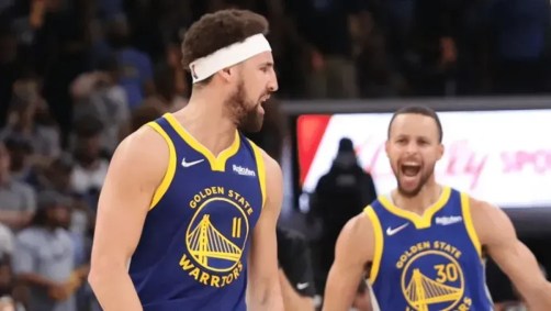 Klay Thompson e Stephen Curry em ação pelos Warriors em 2022