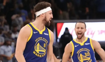 Klay Thompson e Stephen Curry em ação pelos Warriors em 2022