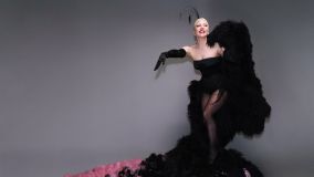 Lady Gaga colaborou com a Dior para criar o look que usou na abertura da Olimpíada de Paris