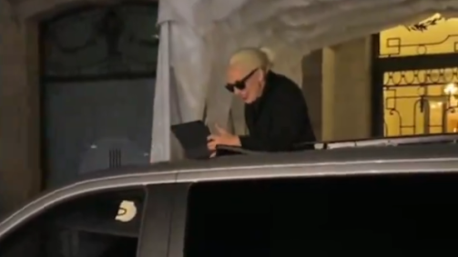 Saindo no teto solar de um carro, a artista pediu silêncio ao público e colocou o áudio em um computador por cerca de dez segundos