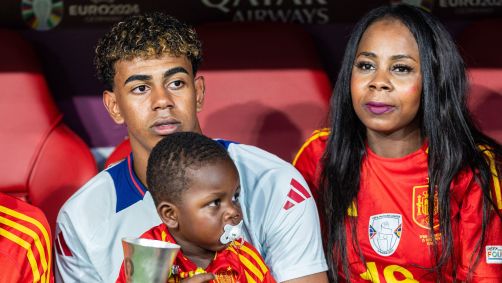 Lamine Yamal com o irmão e a mãe
