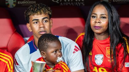 Lamine Yamal com o irmão e a mãe