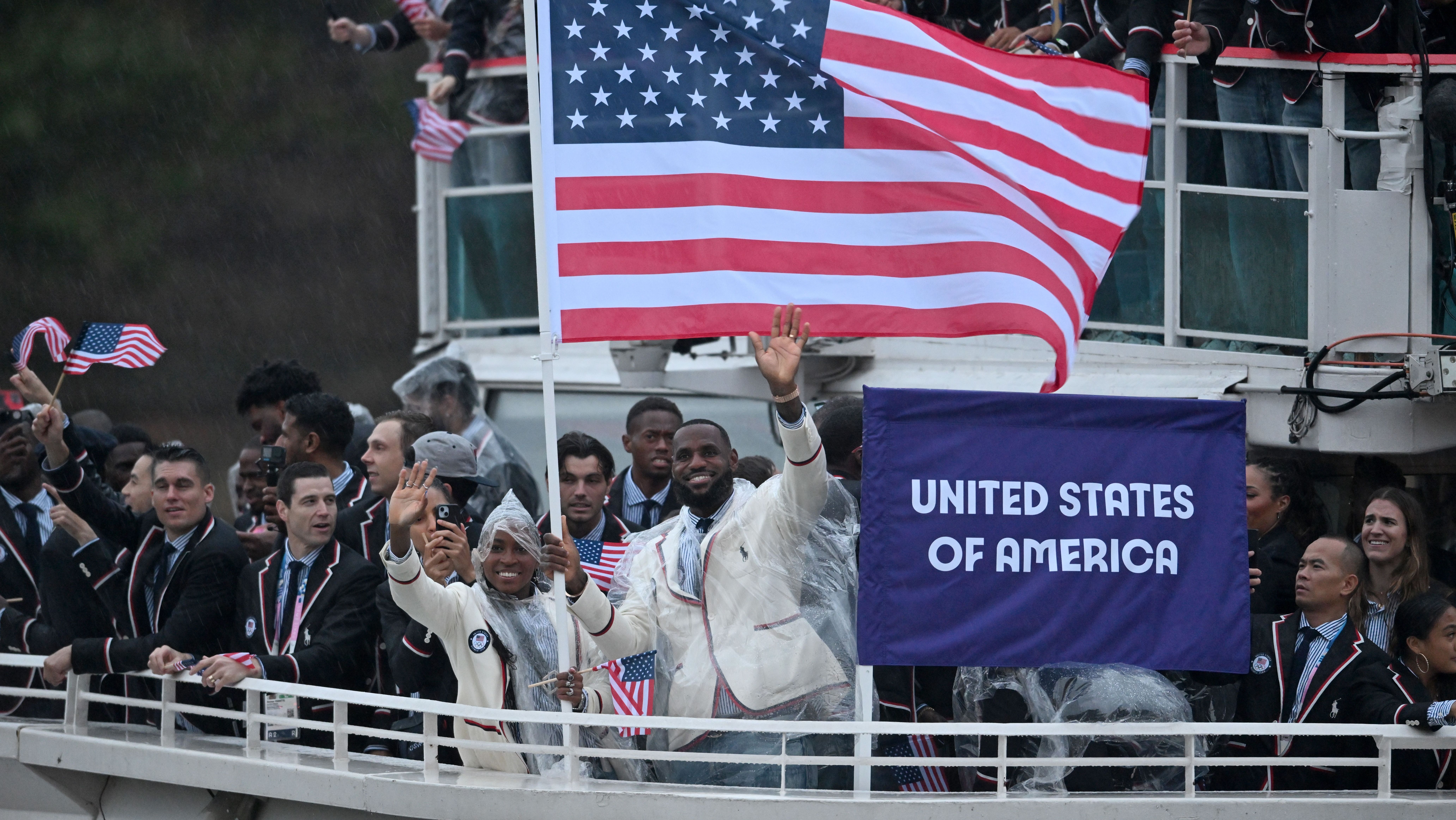 LeBron James e Coco Gauff levam a bandeira dos Estados Unidos na cerimônia de abertura de Paris 2024