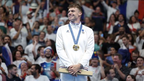 León Marchand comemora a medalha de ouro que conquistou na prova de 200m peito de natação em Paris