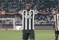Botafogo vence Atlético-MG e cola no líder do Brasileirão
