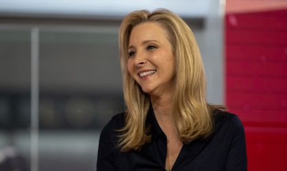 Lisa Kudrow surpreende fãs tirando fotos em cenário de “Friends”; assista