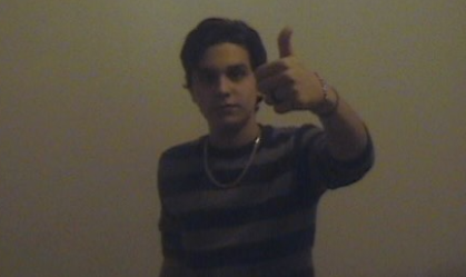 Com fotos de uma câmera antiga que seu pai encontrou, o artista mostrou cenas de quando tinha 17 anos
