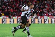 Na volta do Beira-Rio, Vasco surpreende Inter e descola do Z4 do Brasileirão
