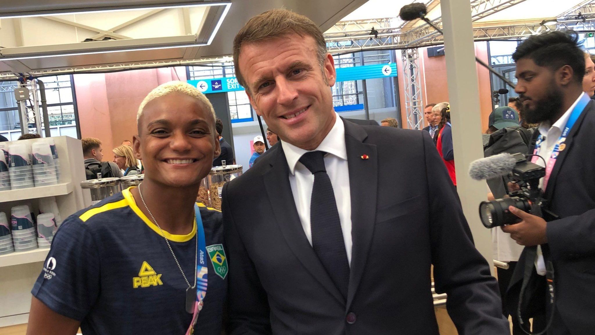 Yasmin Soares, do rugby, com o presidente francês Emmanuel Macron