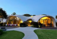 Mansão inflável: conheça casa sustentável de Robert Downey Jr.