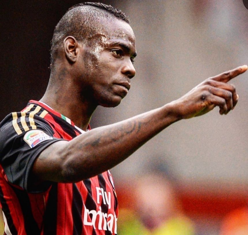 Mario Balotelli em ação pelo Milan; jogador também defendeu a rival Inter /