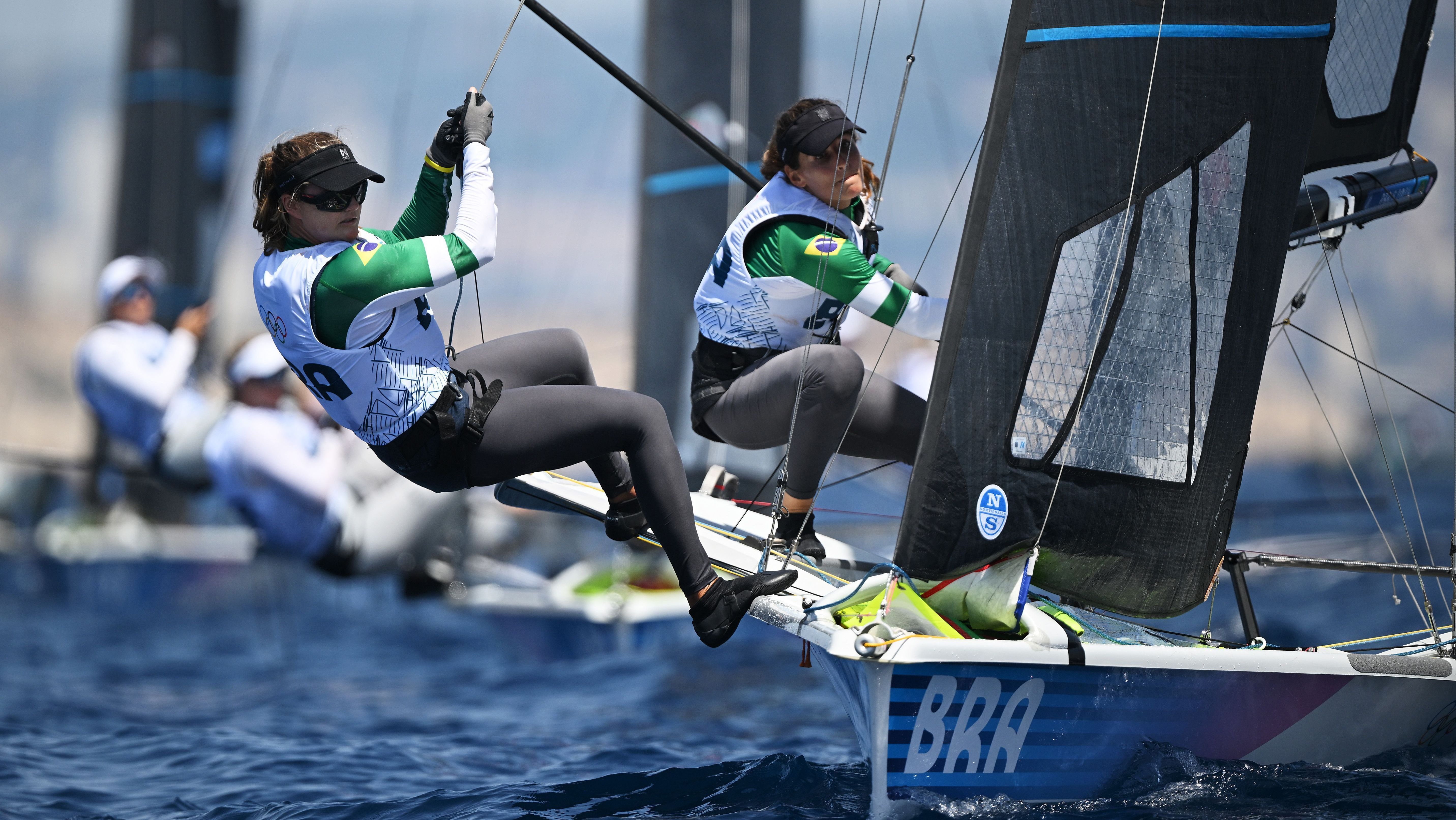 Martine Grael e Kahena Kunze em competição nos Jogos Olímpicos de Paris