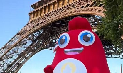 Mascote da Olimpíada dançou em frente à Torre Eiffel