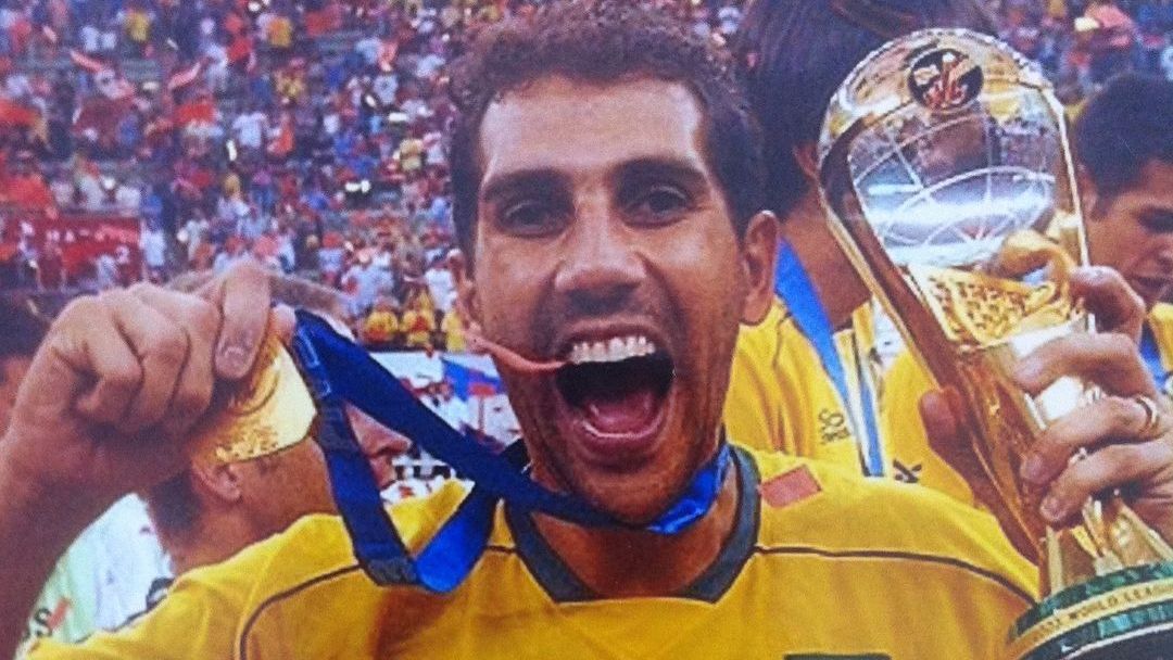 Maurício comemora título da Liga Mundial de Vôlei pelo Brasil em 2003
