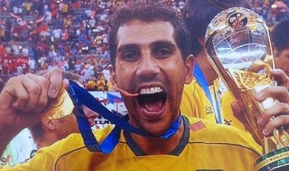 Maurício comemora título da Liga Mundial de Vôlei pelo Brasil em 2003