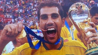 Maurício comemora título da Liga Mundial de Vôlei pelo Brasil em 2003