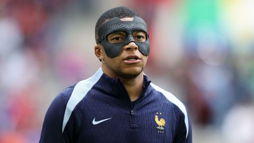 Mbappé durante aquecimento do jogo contra a Bélgica pelas oitavas de final da Eurocopa