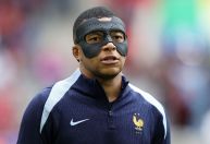 Por que Mbappé está usando máscara na Eurocopa?