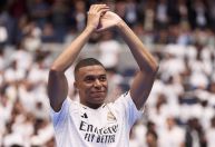 Mbappé é apresentado no Real Madrid para mais de 80 mil no Bernabéu