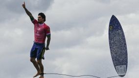 Medina durante disputa das oitavas de final do surfe em Paris 2024