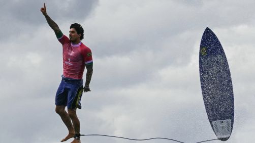Medina durante disputa das oitavas de final do surfe em Paris 2024