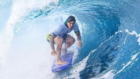 Gabriel Medina durante treino da equipe brasileira no Taiti