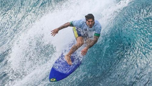 Gabriel Medina durante treino da equipe brasileira no Taiti