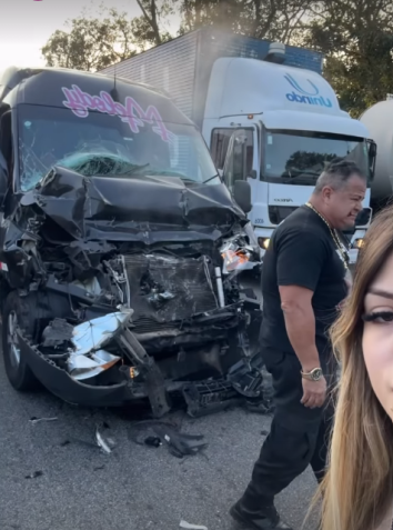 Parte frontal da van de Meody, destuída após acidente / Instagram/ Melody