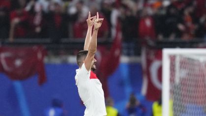 Merih Demiral comemora gol da Turquia contra