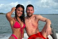 Messi curte passeio de lancha com bota ortopédica; veja fotos