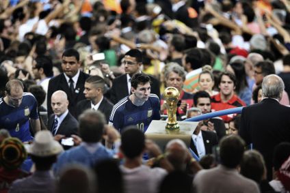 Messi olha para o troféu da Copa do Mundo no Maracanã