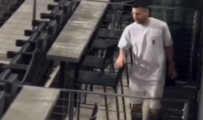 Messi foi assistir ao jogo do Inter Miami utilizando uma bota ortopédica