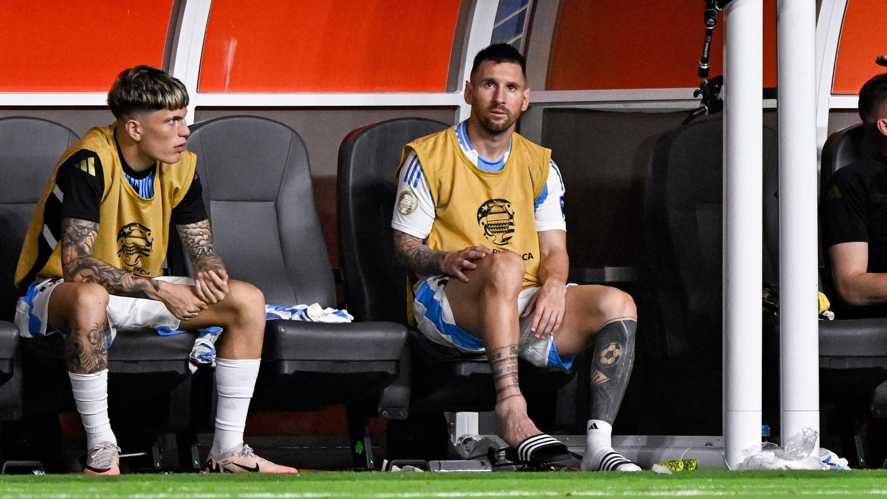 Messi no banco de reservas durante a final da Copa América entre Argentina e Colômbia / Pablo Morano/BSR Agency/Getty Images