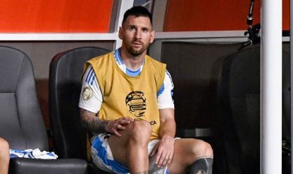 Messi no banco de reservas durante a final da Copa América entre Argentina e Colômbia