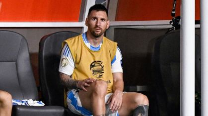 Messi no banco de reservas durante a final da Copa América entre Argentina e Colômbia