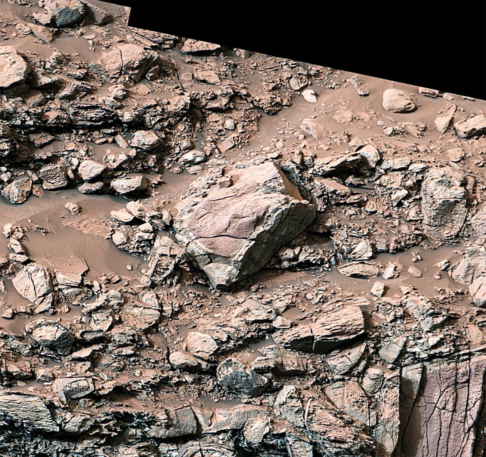 Ao explorar o canal Gediz Vallis em maio, a Curiosity avistou rochas com uma cor pálida perto de suas bordas. Esses anéis, chamados halos, lembram marcas vistas na Terra quando a água subterrânea vaza para dentro das rochas ao longo de fraturas / NASA/JPL-Caltech/MSSS