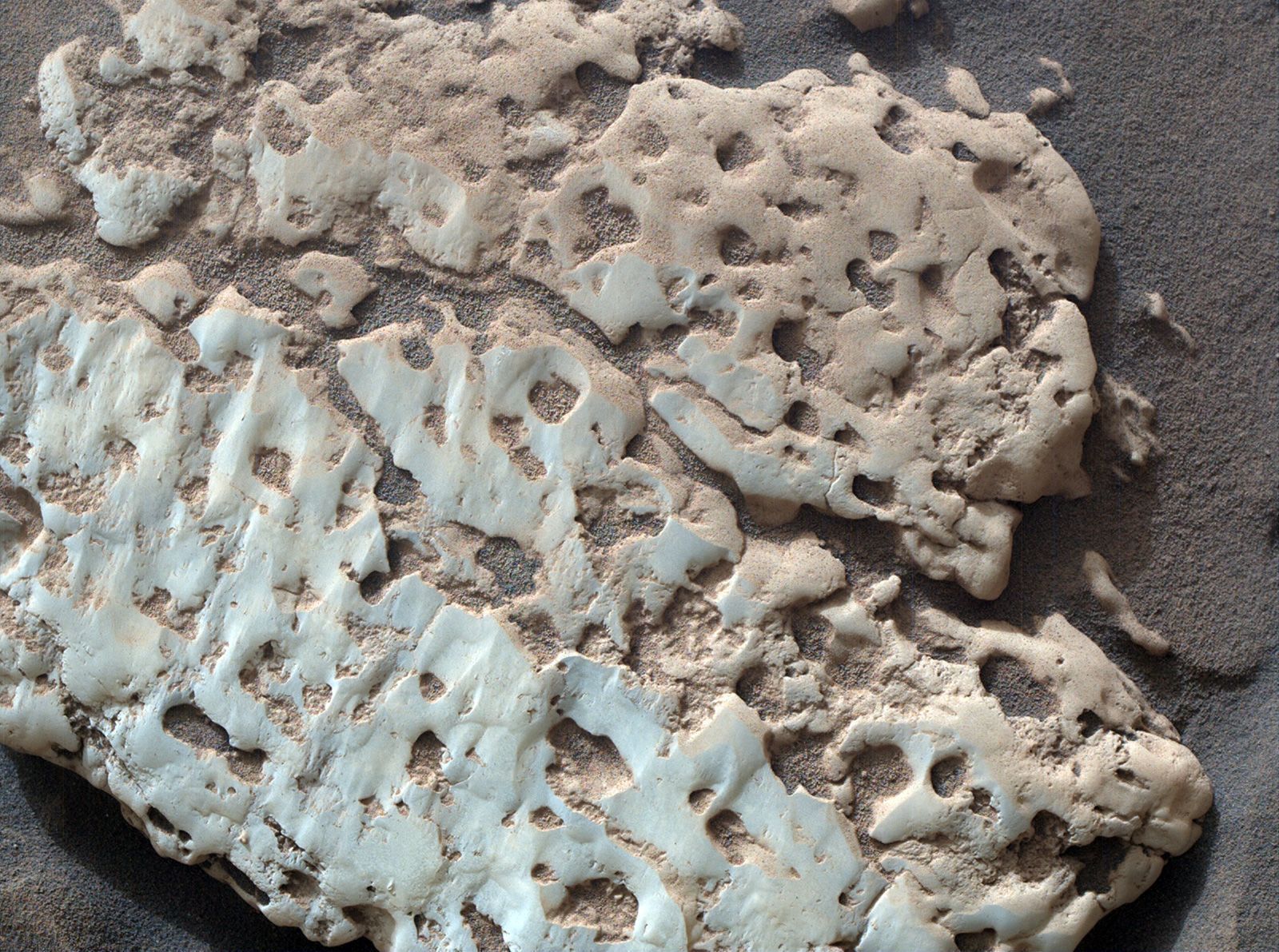 A Curiosity capturou esta imagem em close de uma rocha apelidada de “Snow Lake” em 8 de junho. Ela é similar em aparência à rocha esmagada pelo rover que continha enxofre elementar / |NASA/JPL-Caltech/MSSS