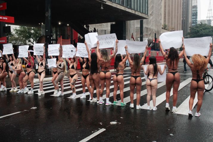 Participantes do Concurso Miss Bumbum 2024, na Avenida Paulista, em frente ao Museu de Arte de São Paulo (MASP), nesta terça-feira, 9 de julho de 2024 / BRUNO ESCOLASTICO/E.FOTOGRAFIA/ESTADÃO CONTEÚDO