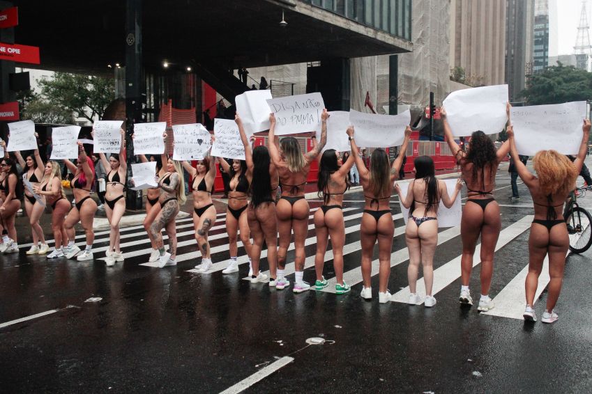 Participantes do Concurso Miss Bumbum 2024, na Avenida Paulista, em frente ao Museu de Arte de São Paulo (MASP), nesta terça-feira, 9 de julho de 2024 / BRUNO ESCOLASTICO/E.FOTOGRAFIA/ESTADÃO CONTEÚDO