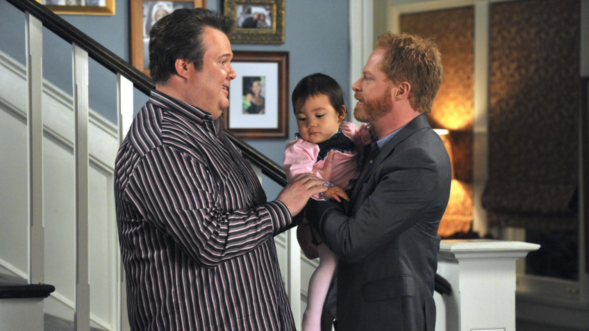 Cameron (Eric Stonestreet), Lily ( Aubrey Anderson-Emmons) e Mitchell (Jesse Tyler) em cena de "Modern Family" • Eric McCandless/Disney General Entertainment Content via Getty Images