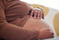 Mulheres pretas têm o dobro de risco de morrer durante ou após parto, diz estudo
